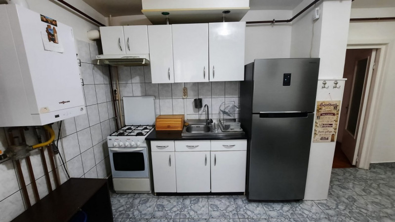 Apartament cu centrala proprie 3 camere etaj 1 zona Calea Martirilor