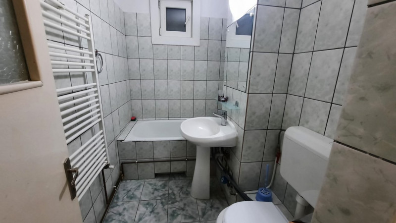 Apartament cu centrala proprie 3 camere etaj 1 zona Calea Martirilor