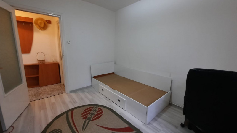 Apartament cu centrala proprie 3 camere etaj 1 zona Calea Martirilor