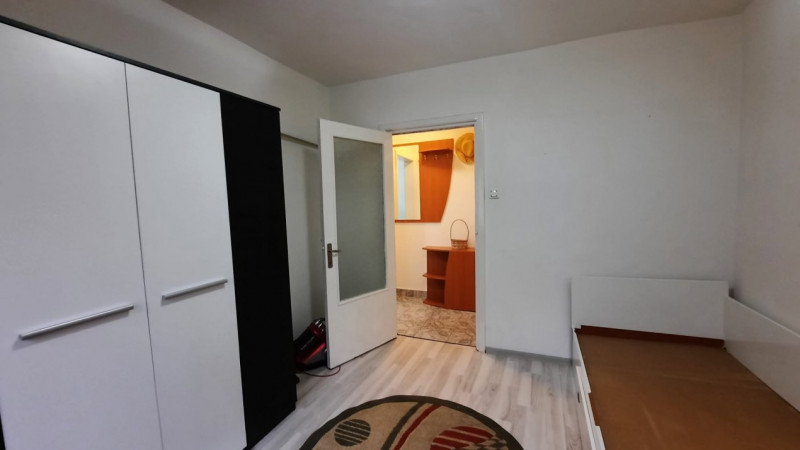 Apartament cu centrala proprie 3 camere etaj 1 zona Calea Martirilor
