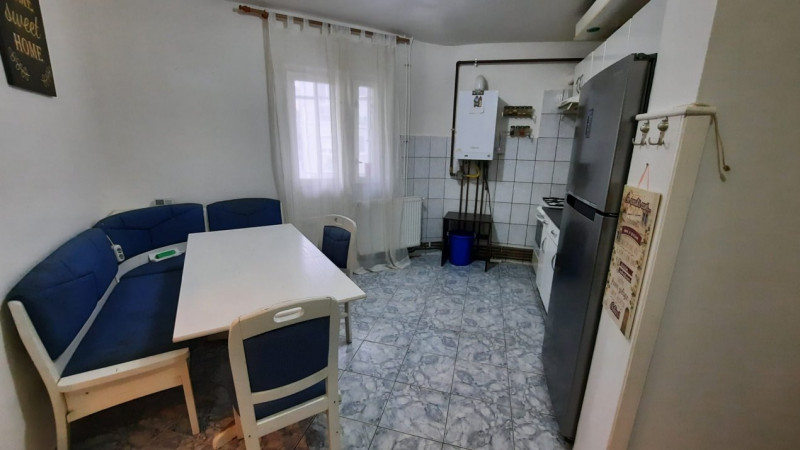 Apartament cu centrala proprie 3 camere etaj 1 zona Calea Martirilor