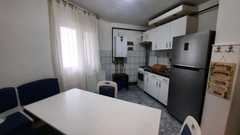Apartament cu centrala proprie 3 camere etaj 1 zona Calea Martirilor