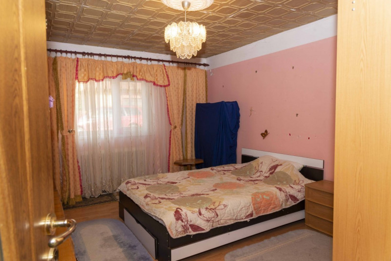 De vanzare casa 3 camere zona Crisan