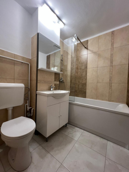 Apartament recent renovat cu Centrala proprie etaj 1 langa Parc
