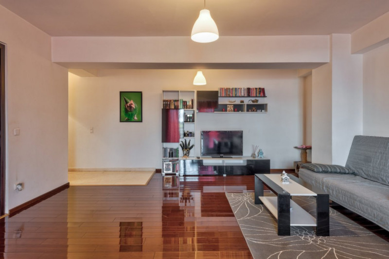 Apartament spatios si excelent pozitionat, loc de parcare in curte, Otopeni!