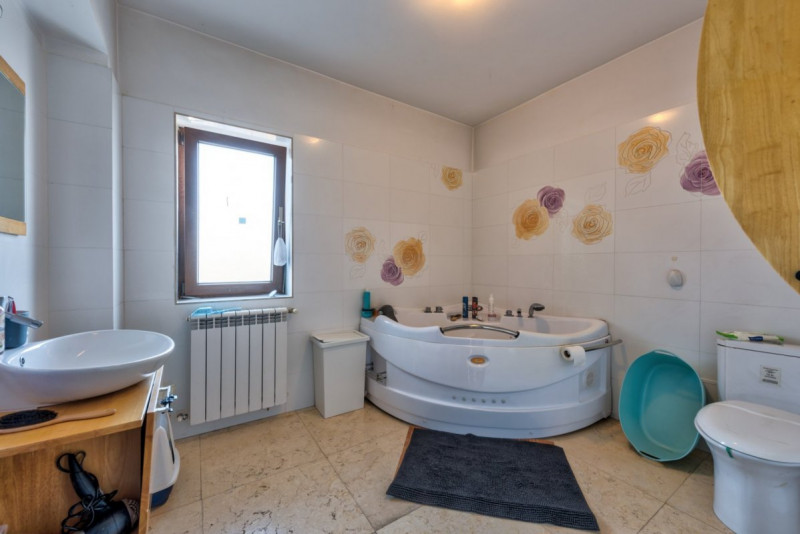 Apartament spatios si excelent pozitionat, loc de parcare in curte, Otopeni!
